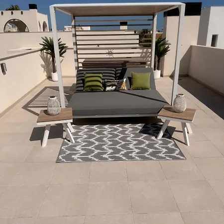 Villa 3 Bed - Sleeps 6 - Private Pool - Parking *