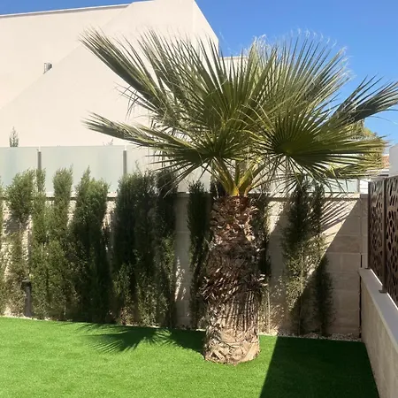 3 Bed - Sleeps 6 - Private Pool - Parking *