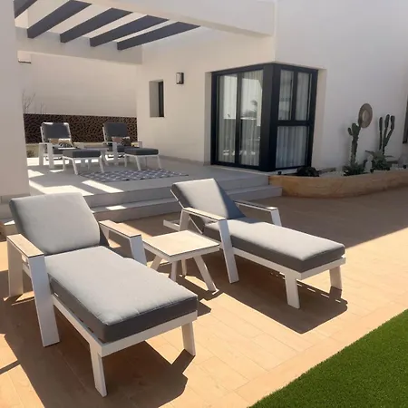 Villa 3 Bed - Sleeps 6 - Private Pool - Parking