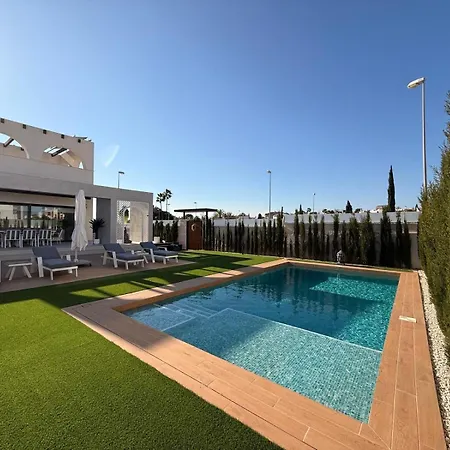 3 Bed - Sleeps 6 - Private Pool - Parking Villa