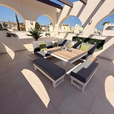 3 Bed - Sleeps 6 - Private Pool - Parking *