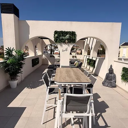 3 Bed - Sleeps 6 - Private Pool - Parking *