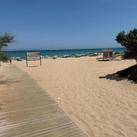 3 Bed - Sleeps 6 - Private Pool - Parking *