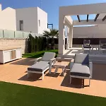 Villa 3 Bed - Sleeps 6 - Private Pool - Parking