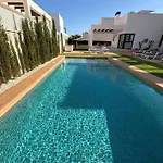 3 Bed - Sleeps 6 - Private Pool - Parking *