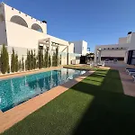 3 Bed - Sleeps 6 - Private Pool - Parking