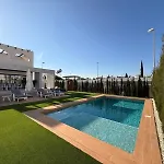 3 Bed - Sleeps 6 - Private Pool - Parking Villa