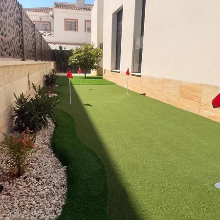3 Bed - Sleeps 6 - Private Pool - Parking 빌라