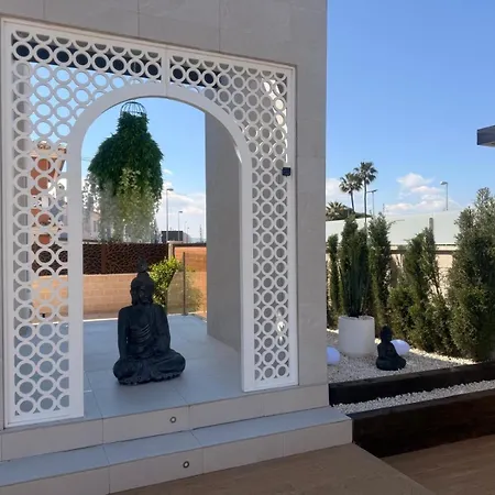 3 Bed - Sleeps 6 - Private Pool - Parking 빌라