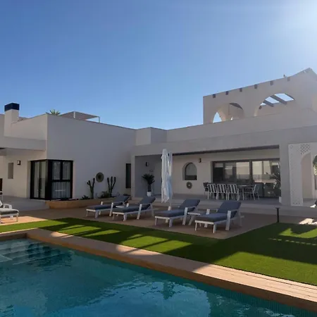빌라 3 Bed - Sleeps 6 - Private Pool - Parking