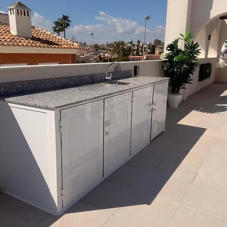 3 Bed - Sleeps 6 - Private Pool - Parking 빌라
