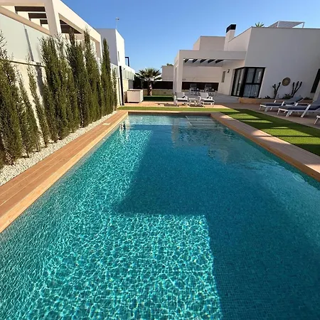3 Bed - Sleeps 6 - Private Pool - Parking *
