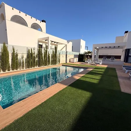3 Bed - Sleeps 6 - Private Pool - Parking