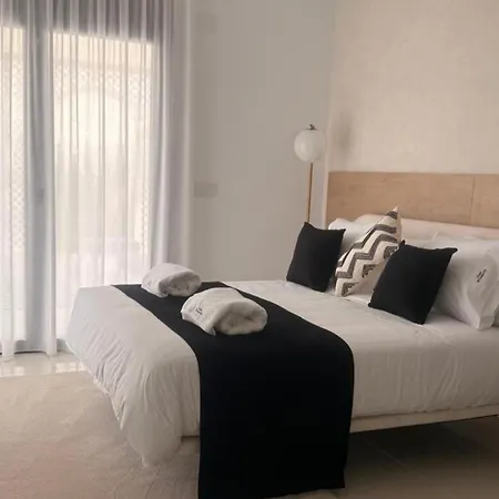 3 Bed - Sleeps 6 - Private Pool - Parking