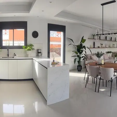 3 Bed - Sleeps 6 - Private Pool - Parking * 시우다드 케사다